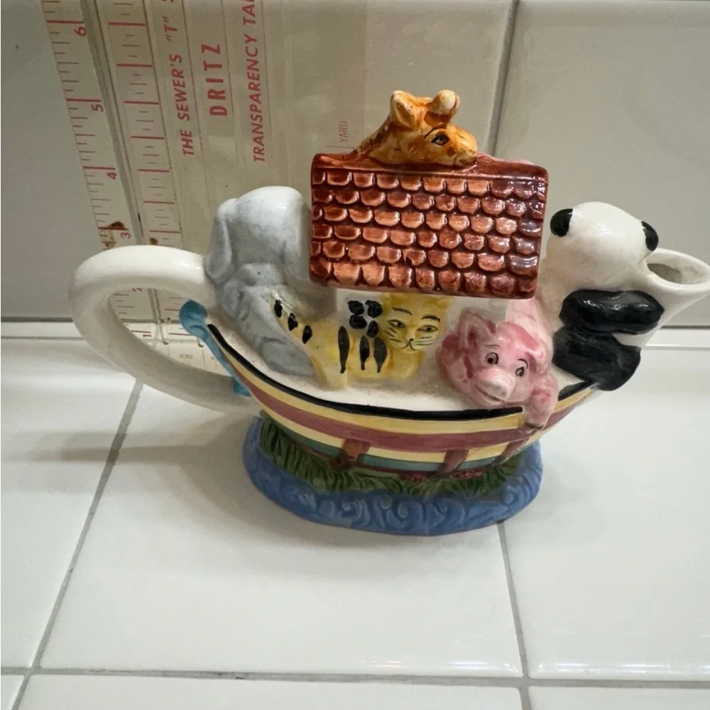 Vintage Cardinal Noah's Ark Teapot Ceramic Animal home decor cup